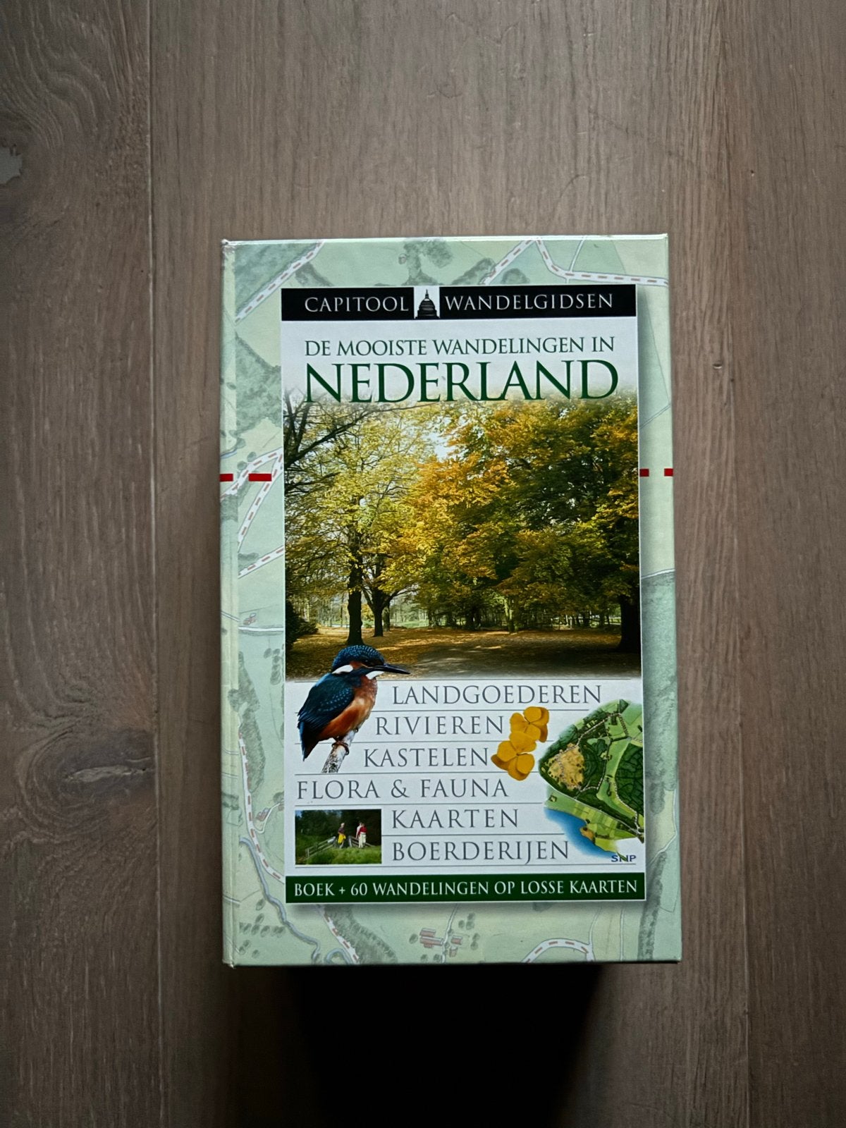 Capitool Wandelgids: De Mooiste Wandelingen in Nederland, Capitool, Fiets- of Wandelgids, Ophalen of Verzenden, Zo goed als nieuw