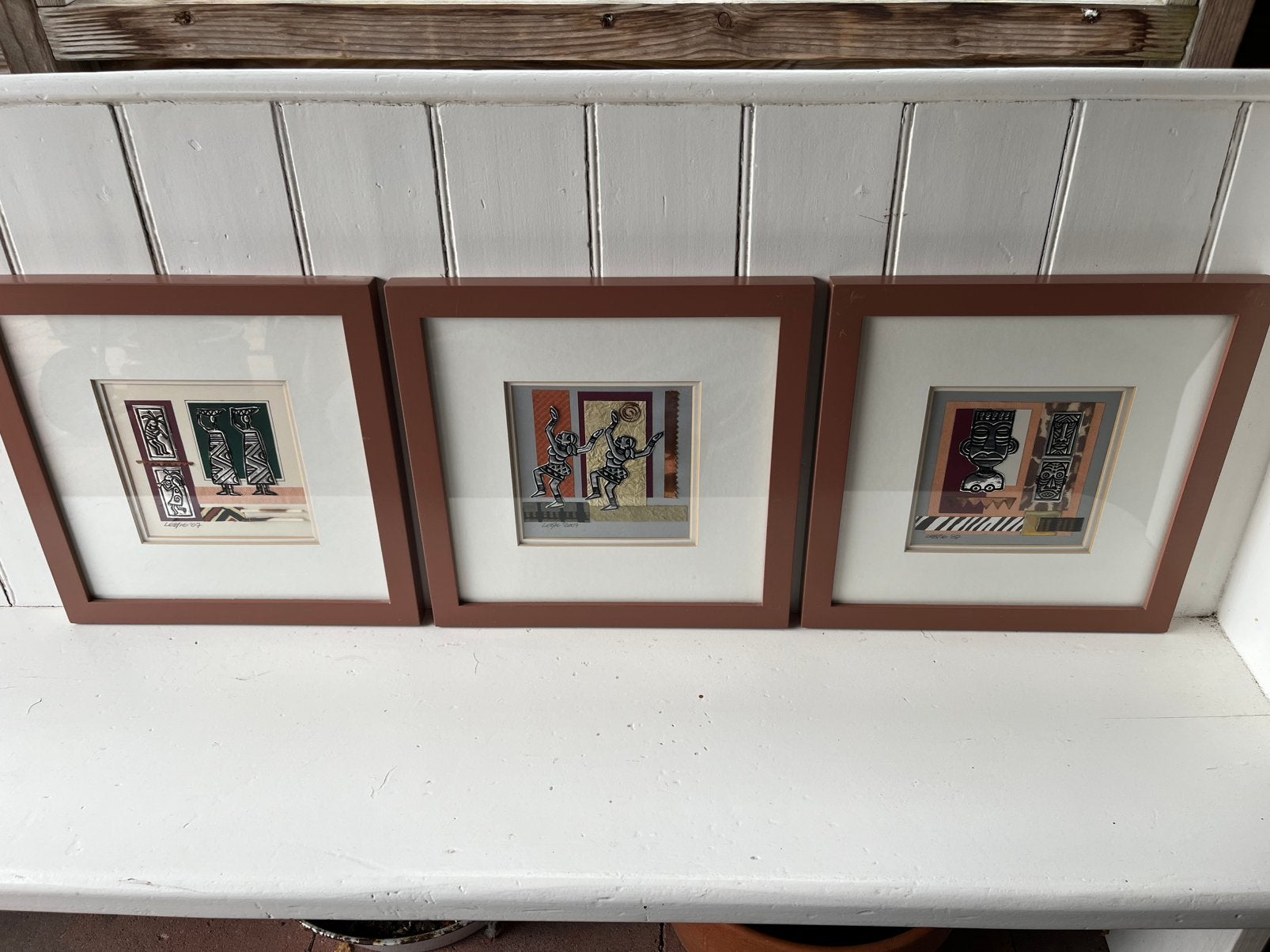 3 stuks ingelijste kunstwerken tonen gestileerde figuren gem, Ophalen of Verzenden