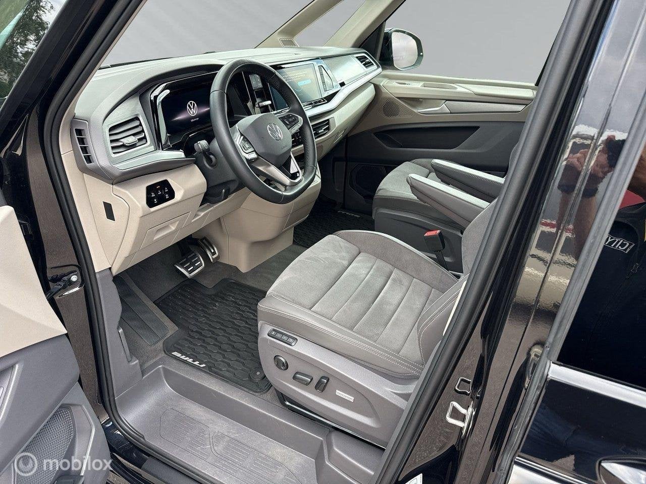Volkswagen Multivan 1.5 eHybrid L2 4M Good Night Package, Auto's, Volkswagen, Automaat, 7 stoelen, Zwart, Bedrijf