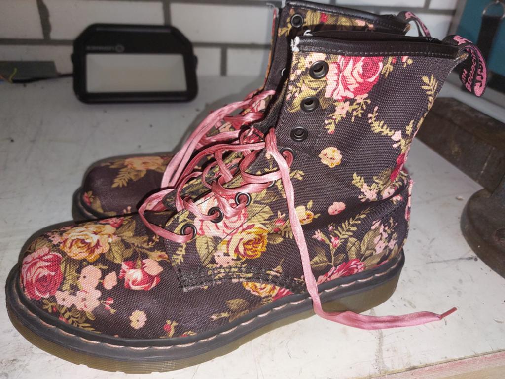 Dr martens maat 41 met bloemen, Ophalen of Verzenden, Zo goed als nieuw, Zwart