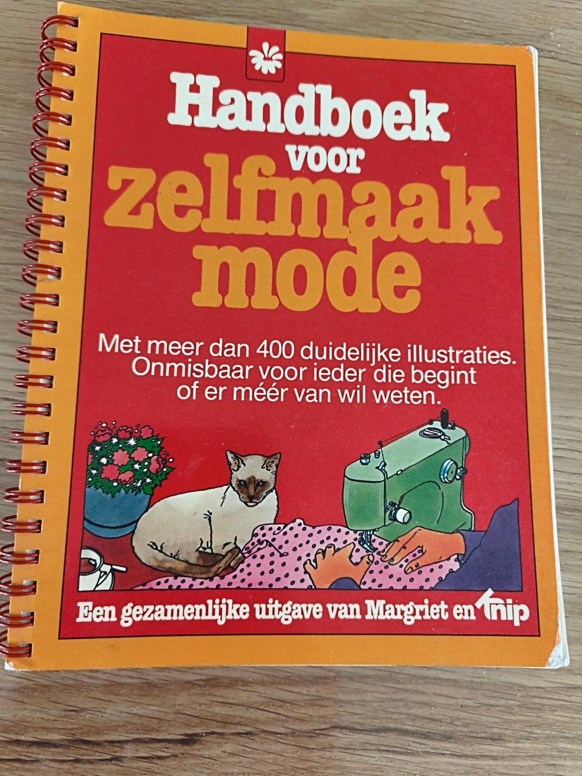 Handboek voor zelfmaakmode - Margriet en Knip, Boeken, Ophalen of Verzenden, Gelezen, Borduren en Naaien, Margriet en Knip (gezamenlijke uitgave)