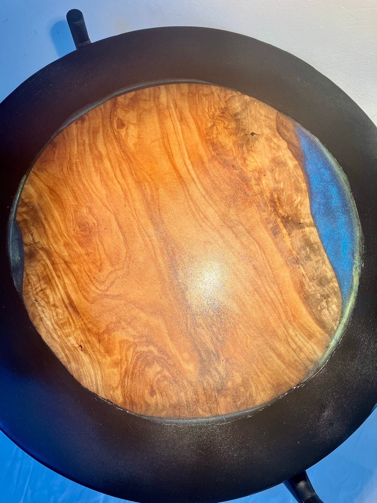 Unieke bijzettafel: Olijfhout & blauwe epoxy (Tearfund), Huis en Inrichting, Tafels | Bijzettafels, Minder dan 55 cm, Rond, Nieuw