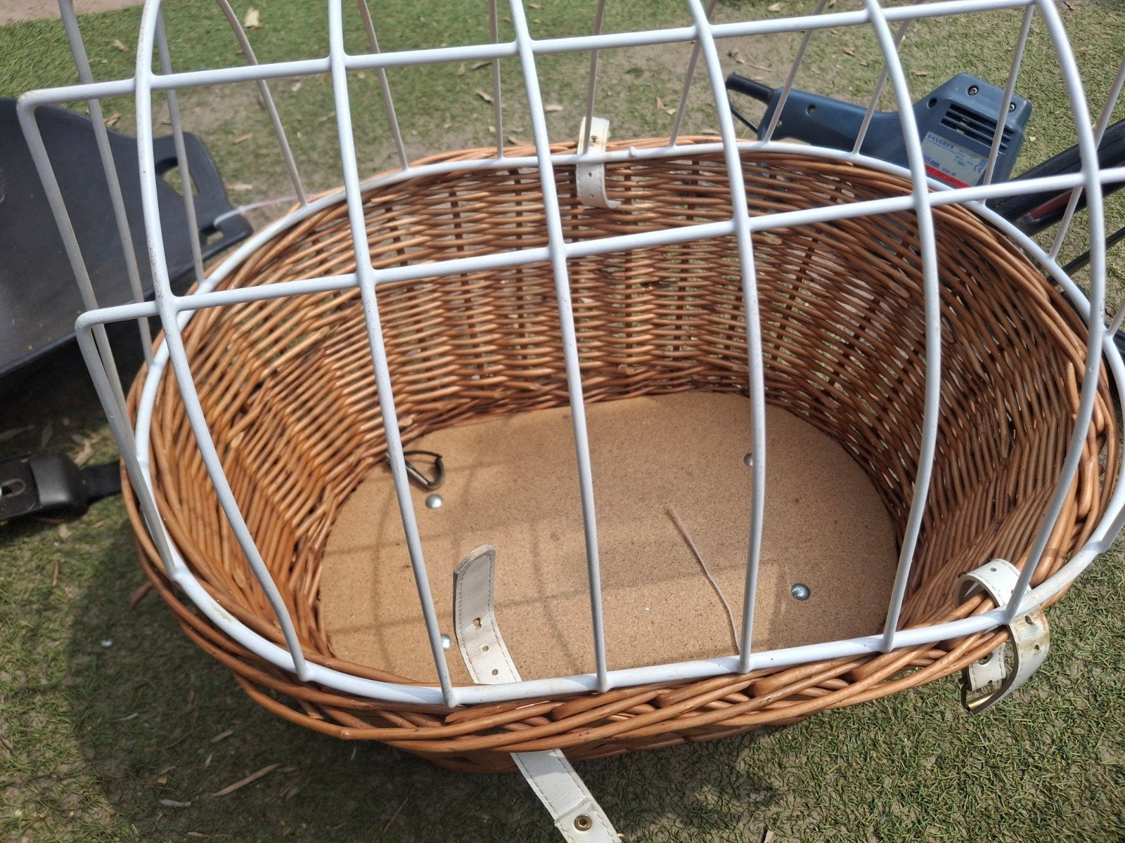 Rotan honden fietsmand met metalen rooster, Ophalen, Gebruikt, Onbekend, Stuurbevestiging
