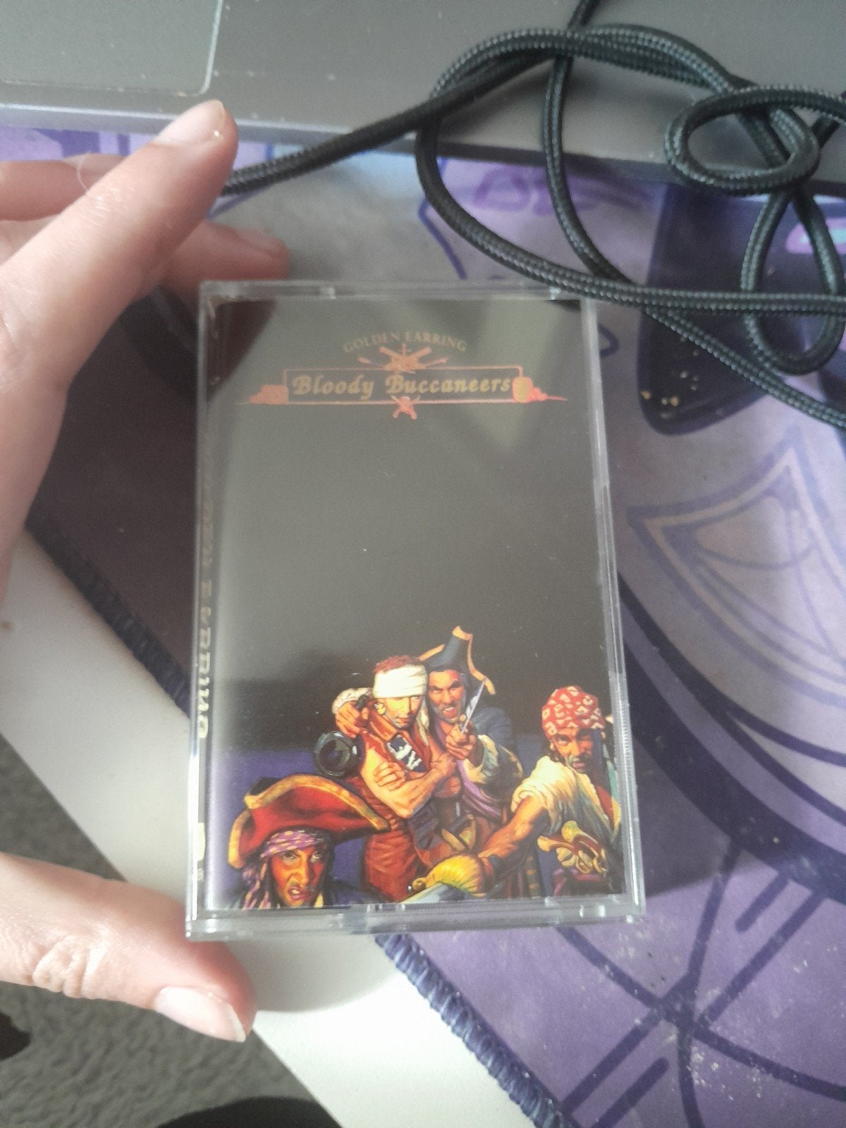 Golden Earring - Bloody Buccaneers cassette met songteksten, Gebruikt, 1 bandje, Ophalen of Verzenden, Voorbespeeld