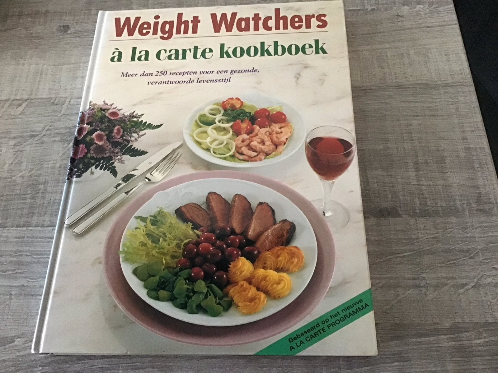 Weight Watchers à la carte kookboek - Gezond en lekker, Voorgerechten en Soepen, Ophalen of Verzenden, Zo goed als nieuw, Gezond koken