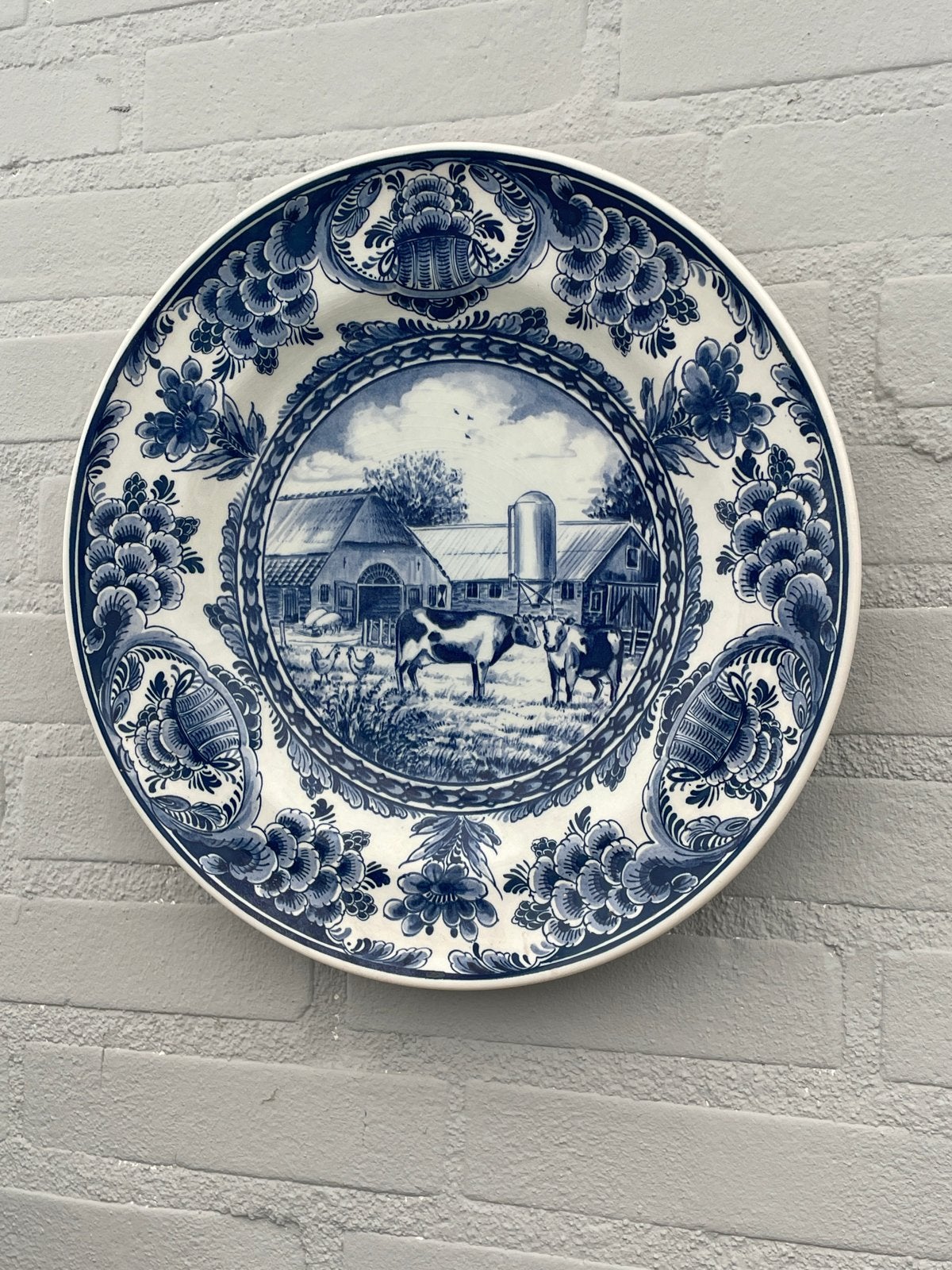 Delfts Blauw Wandbord met Boerderijtafereel en Koeien, Ophalen of Verzenden