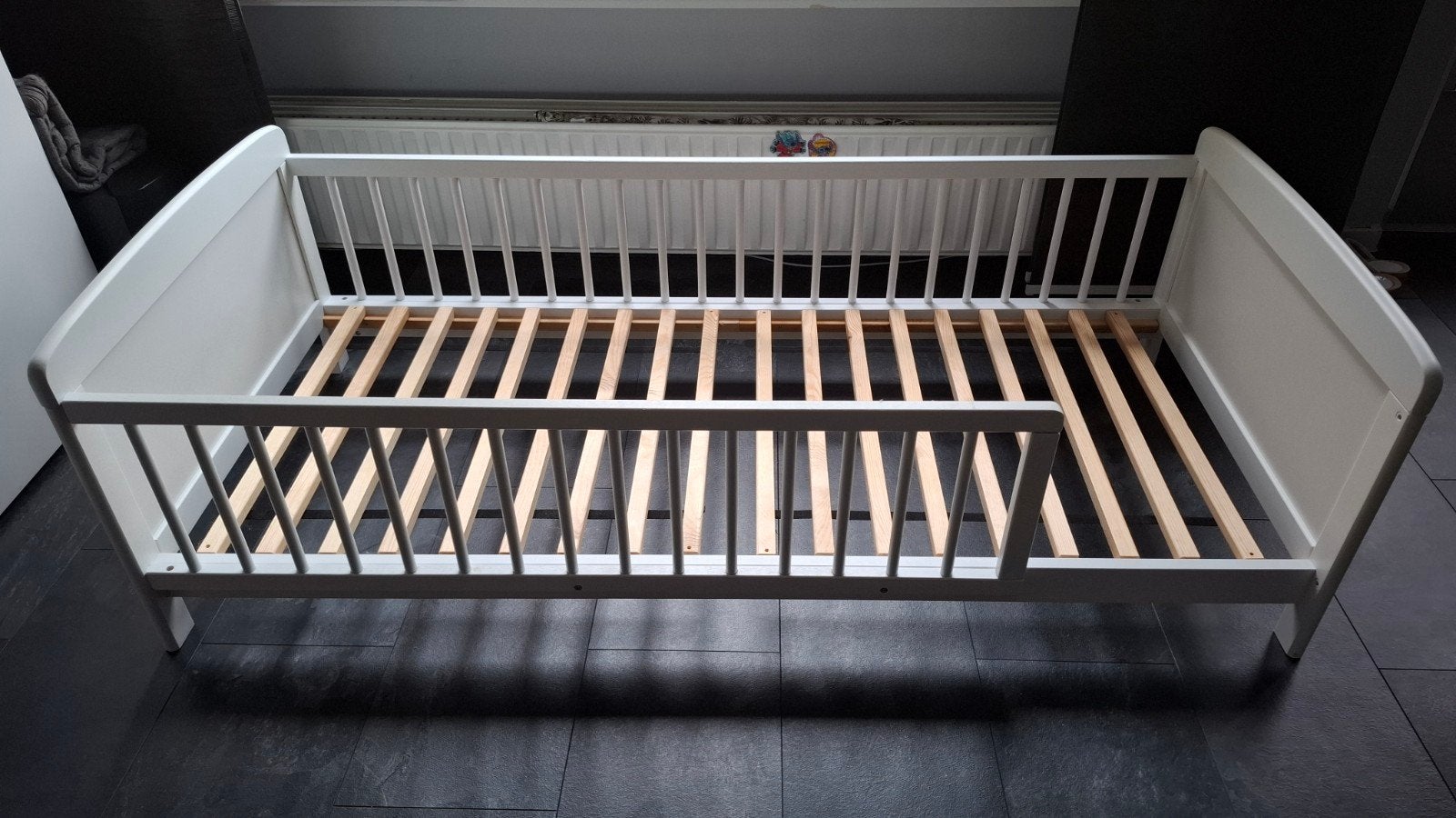 Peuterbed - Wit, Kinderen en Baby's, Kinderkamer | Bedden, Ophalen, Gebruikt, 70 tot 85 cm, 140 tot 160 cm