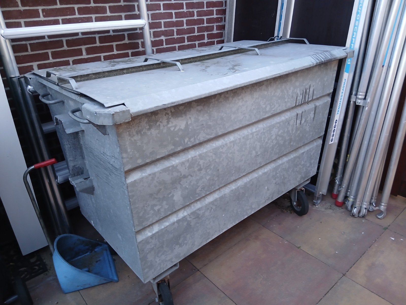 1000 liter rolcontainer, Ophalen