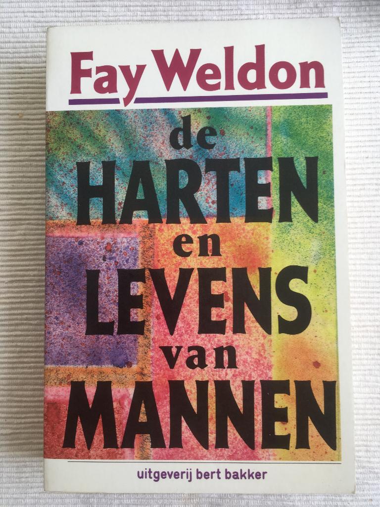 Roman "De harten en levens van mannen" door Fay Weldon, Ophalen of Verzenden, Gelezen, Fay Weldon, Nederland