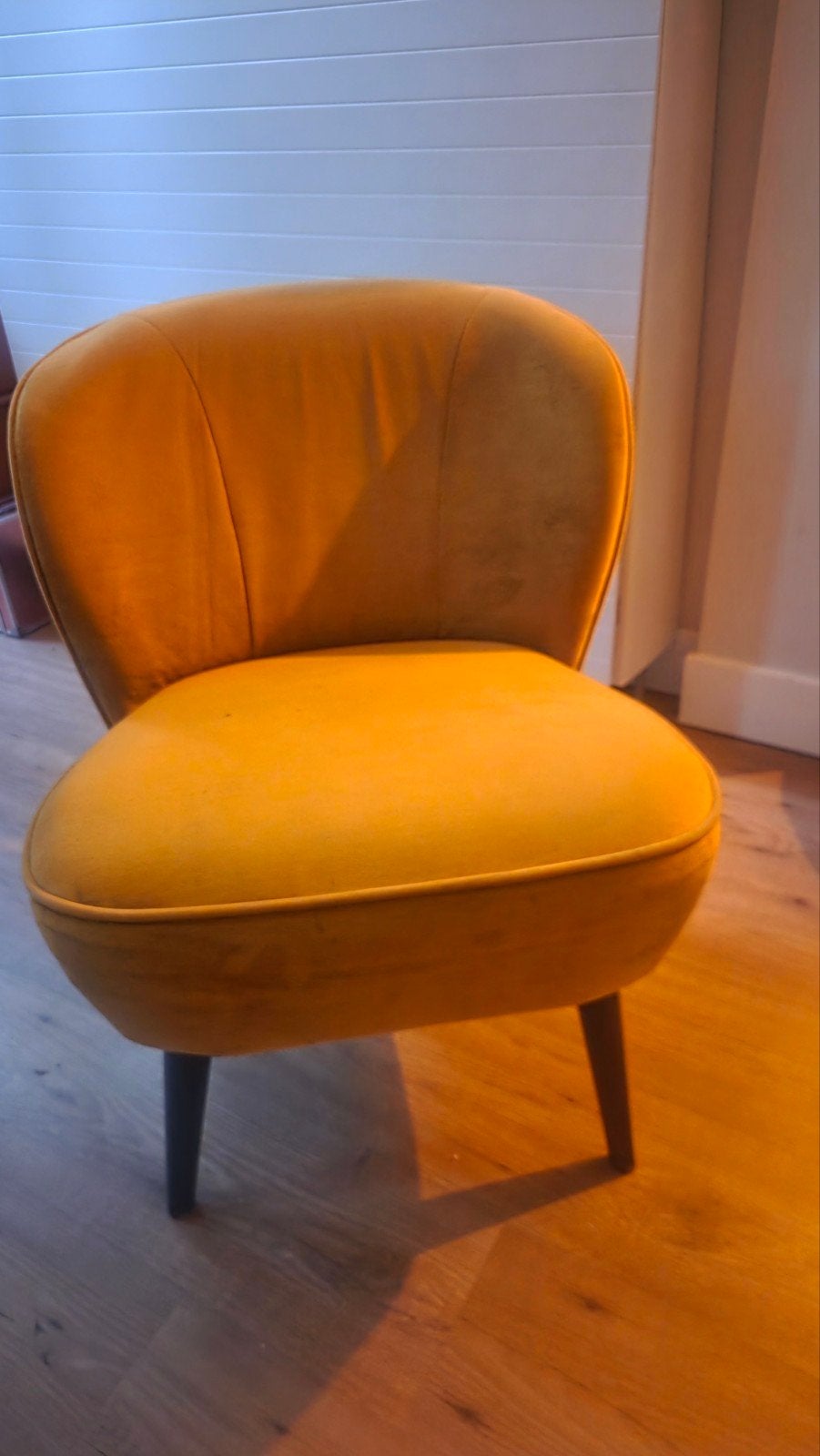 Woood Sara fauteuil - Okergeel, Huis en Inrichting, Ophalen, Modern, Retro, Gebruikt, Minder dan 75 cm