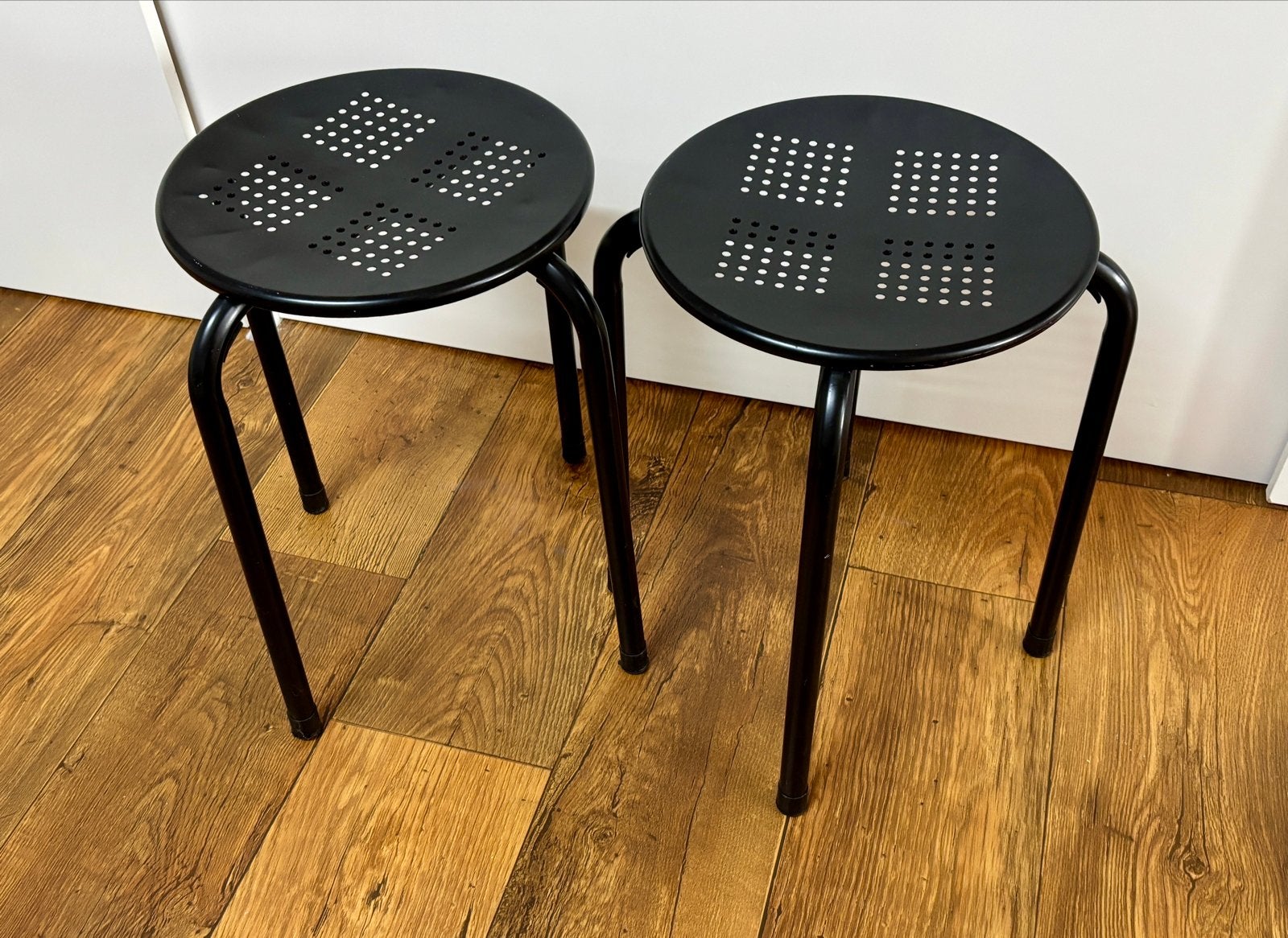 Set van 2 zwarte metalen krukjes, Huis en Inrichting, Krukjes, Ophalen, Gebruikt, Staal
