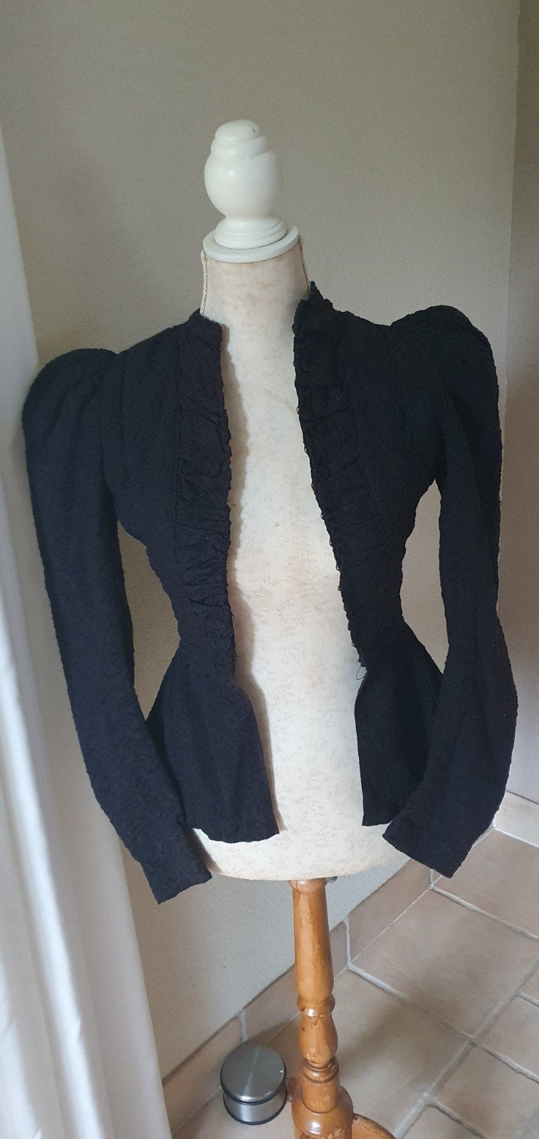 Antiek streekdracht klederdracht zwart jakje borduursel, Antiek en Kunst, Antiek | Kleding en Accessoires, Ophalen of Verzenden
