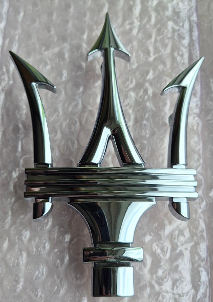 Maserati Trident Grille Embleem - Original Part 670005377, Auto-onderdelen, Overige Auto-onderdelen, Ophalen of Verzenden, Nieuw