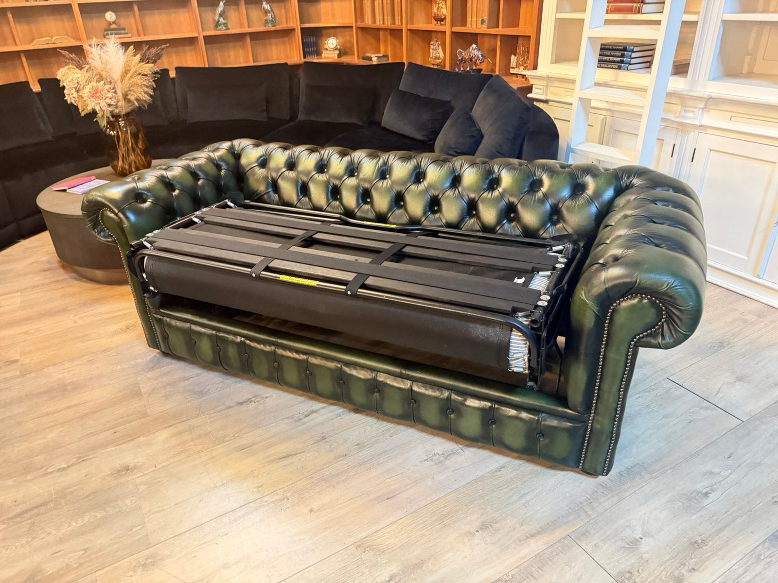 Chesterfield slaapbank 3 zits in antiek groen leer, Huis en Inrichting, Gebruikt, Info@chesterfieldjunkie.nl, Ophalen of Verzenden