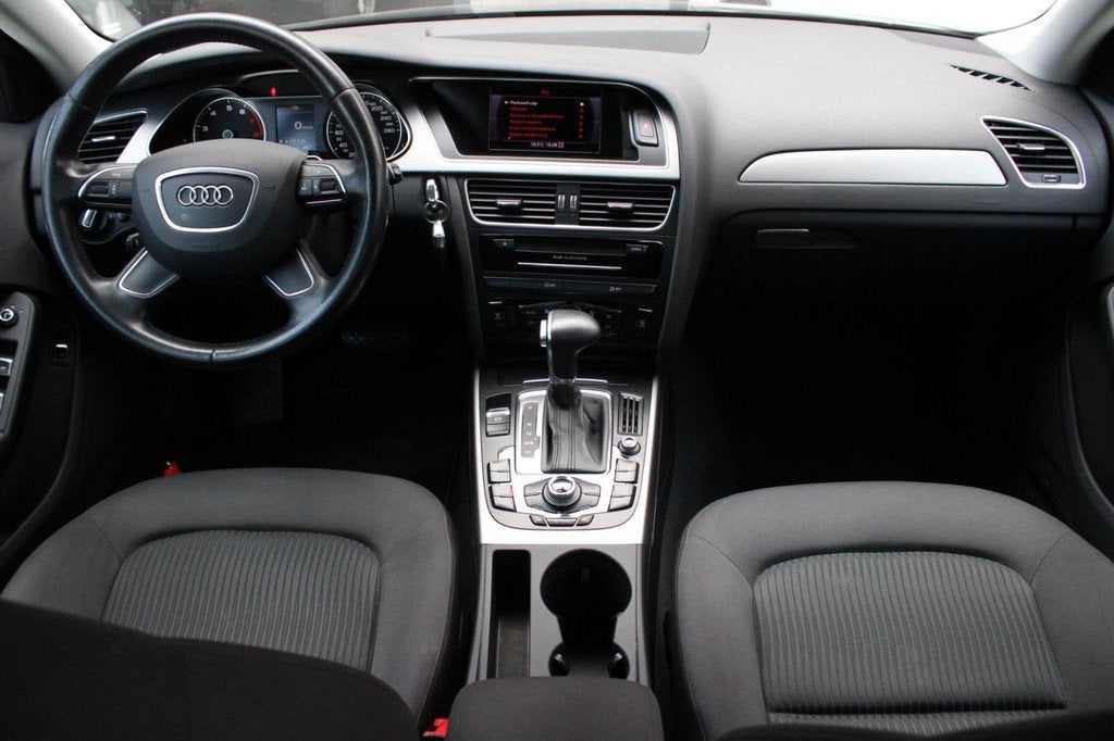 Audi A4 Limousine 1.8 TFSI AUT. I CRUISE I AFN. TREKH I NAVI, Auto's, Audi, Euro 5, Stof, Gebruikt, 4 cilinders