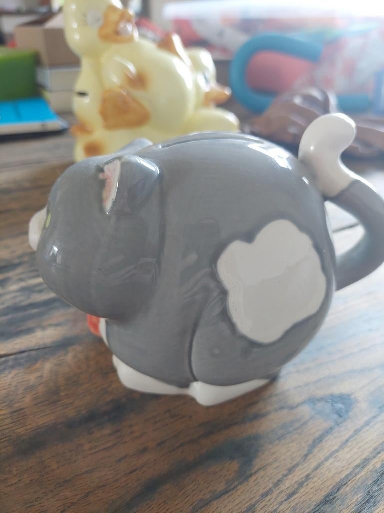 Leuke spaarpot kat, grijs met strikje, 10 cm hoog, Ophalen of Verzenden, Gebruikt, Steen, Aardewerk of Keramiek, Dier