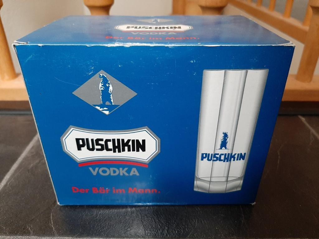 Doos met puschkin glaasjes vodka, Verzamelen, Glas en Borrelglaasjes, Ophalen of Verzenden, Overige typen