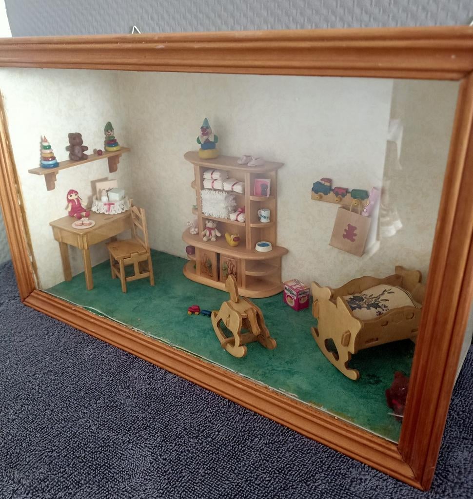 Miniatuur babykamer in lijst - Poppenhuis meubels, Ophalen of Verzenden, Gebruikt, Poppenhuis