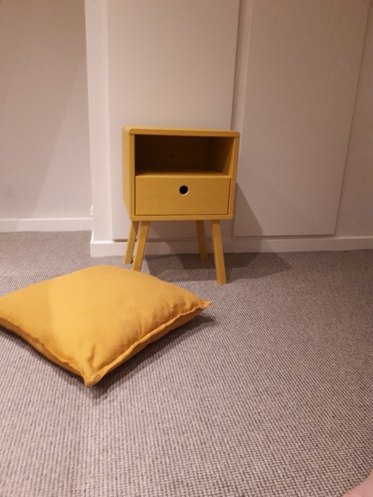 nachtkastje woood 53x33x31 met decokussen, Ophalen, Zo goed als nieuw, Minder dan 140 cm, Minder dan 70 cm