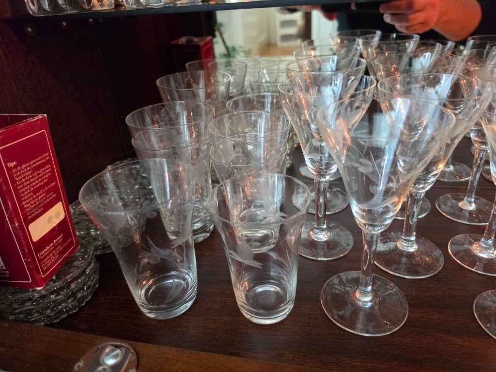 Set van diverse gegraveerde glazen, Ophalen