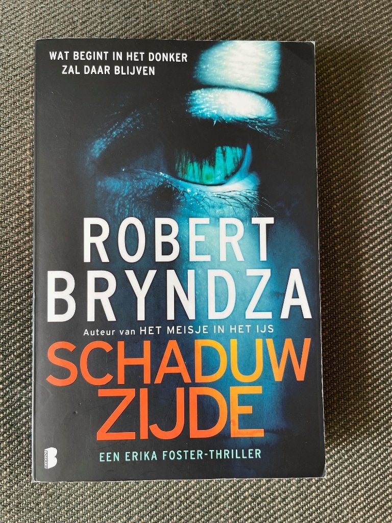 Robert Bryndza - Schaduwzijde. (2025), Ophalen of Verzenden, Zo goed als nieuw, Robert Bryndza
