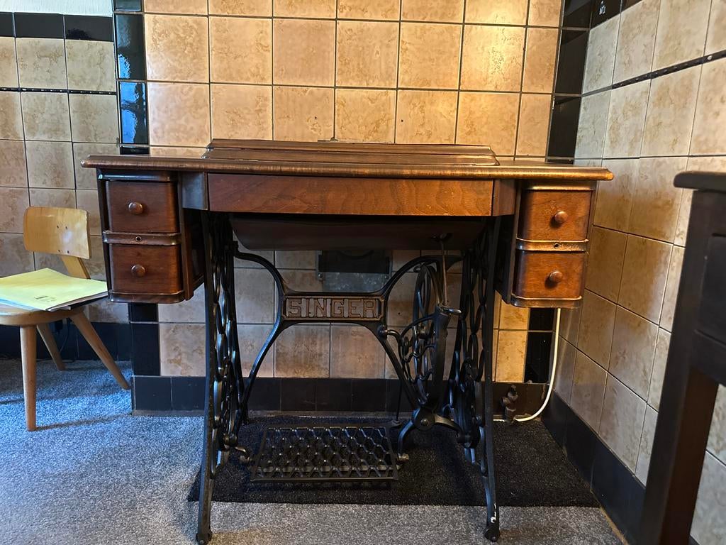 Antieke Singer Naaimachine met Houten Kast en IJzeren Onders, Antiek en Kunst, Ophalen