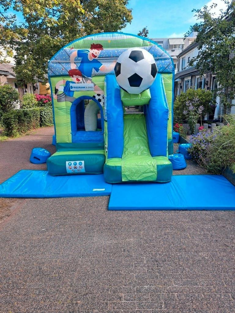 Springkussen Voetbal te huur vanaf 79,99, Ophalen, Zo goed als nieuw, Verjaardag