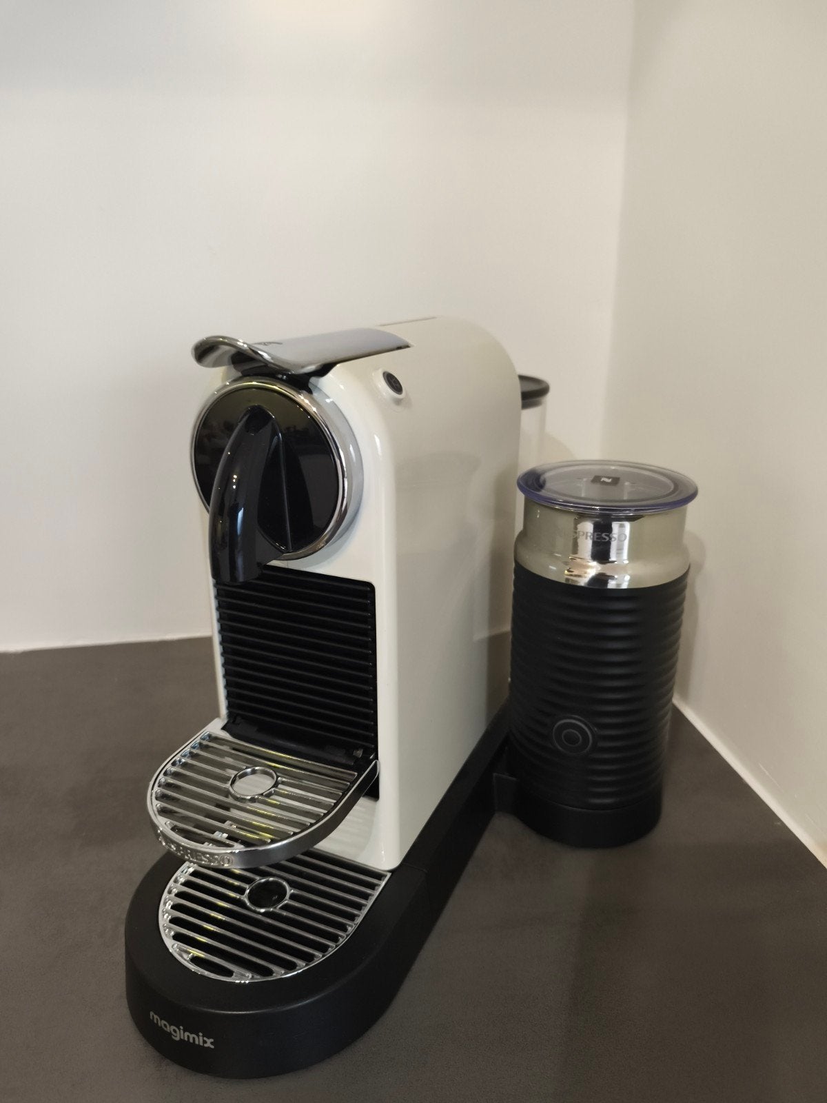 Nespresso Magimix Inissia met melkopschuimer, Witgoed en Apparatuur, Gebruikt, Espresso apparaat, Ophalen of Verzenden, 1 kopje