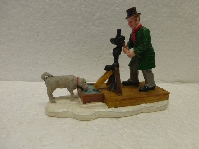 lemax pumping water kerstdorp poppetje tafereeltje figurine, Diversen, Kerst, Ophalen of Verzenden, Zo goed als nieuw