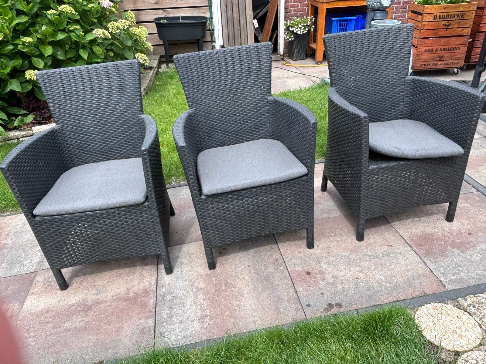 Gratis 3 kunststof rieten stoelen, Tuin en Terras, Tuinstoelen, Ophalen, Gebruikt, Kunststof