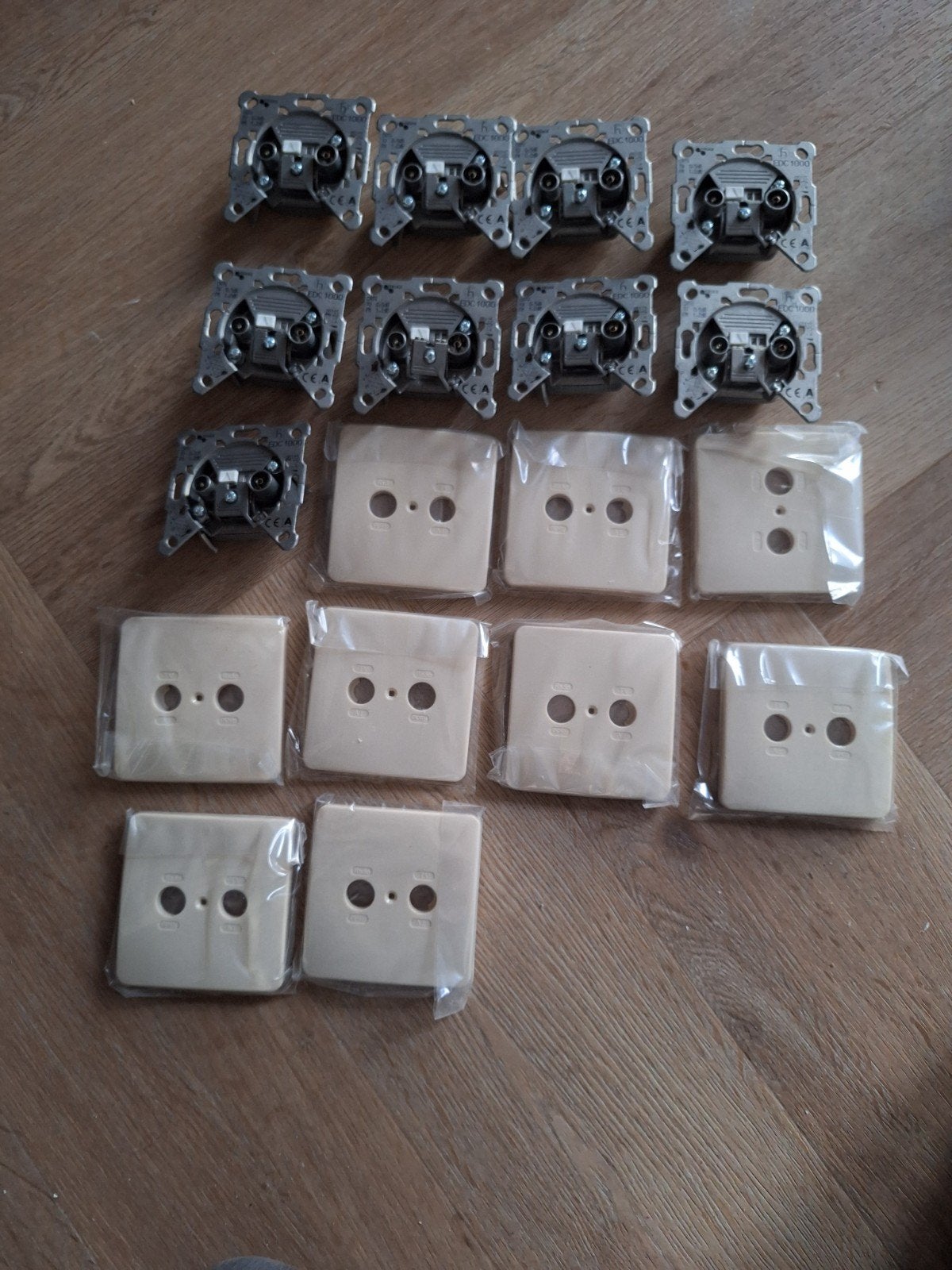 10x Hirschmann EDC-1000TV/FM/SATwandcontactdoos+afdekplaaten, Ophalen of Verzenden, Nieuw, Stopcontact