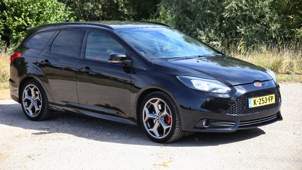 Ford Focus 2.0 Ecoboost 184KW Wagon 2013 Zwart, Auto's, Zwart, 4 cilinders, Zwart, Handgeschakeld