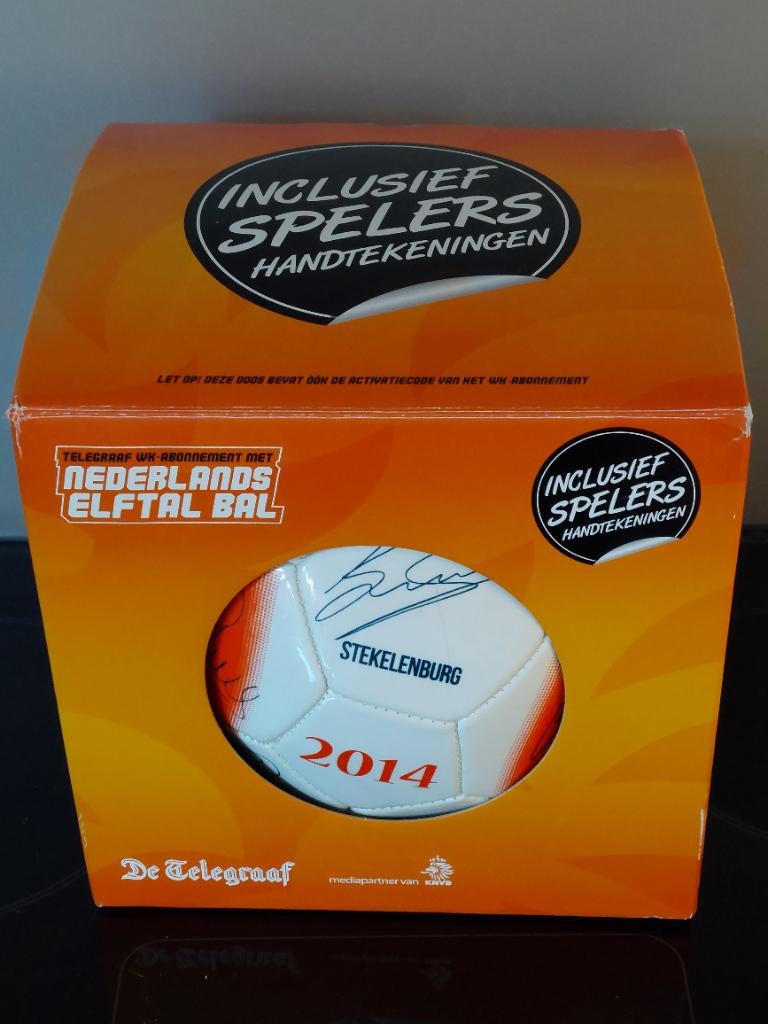 Voetbal met 2014 NL elftal handtekeningen, Sport en Fitness, Voetbal, Maat M, Ophalen, Nieuw, Bal
