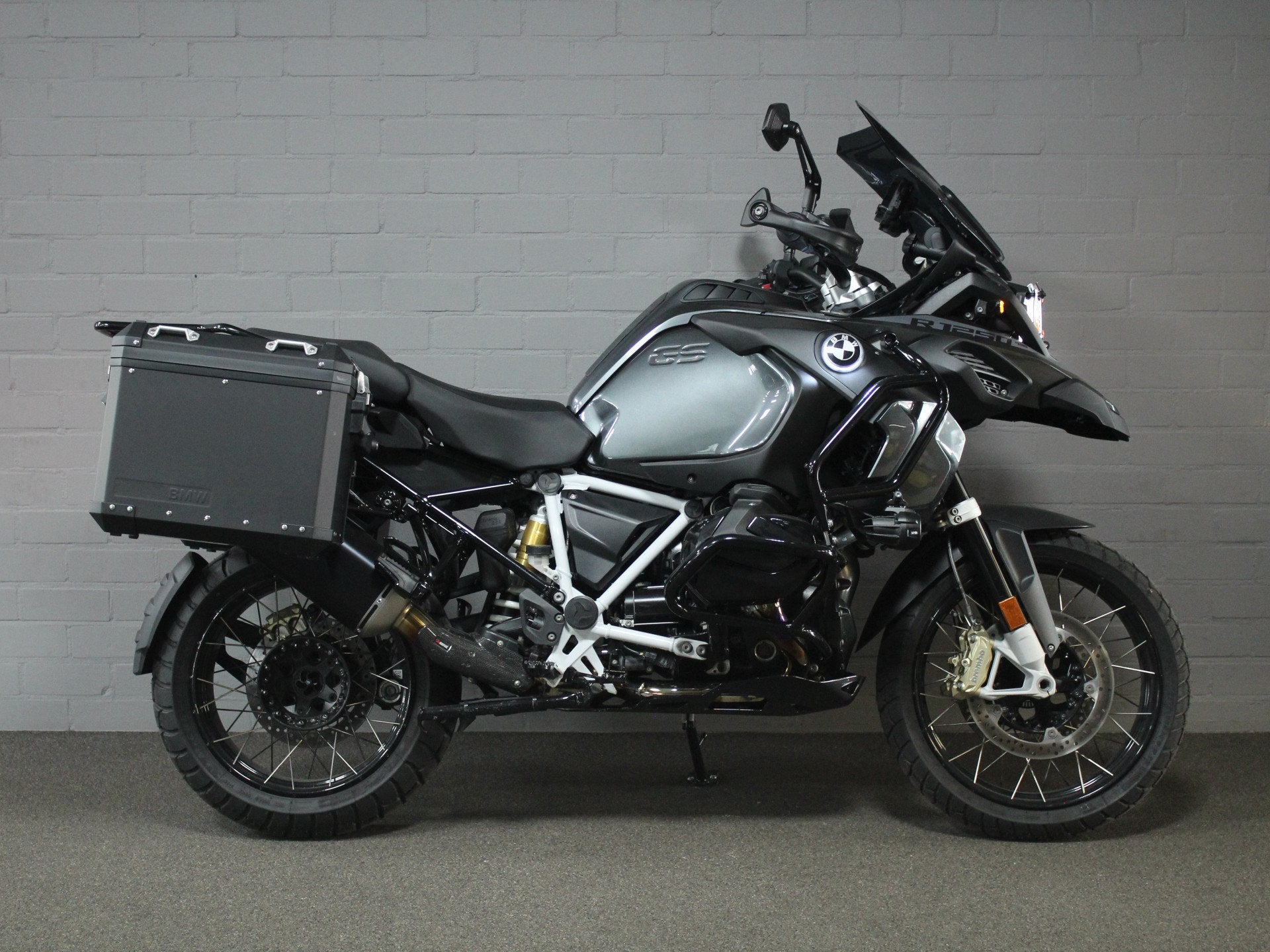 BMW R 1250 GS Adventure | AKRAPOVIC | zijkoffers | Fabrieksg, Steenweg 8
4181AL  WAARDENBURG, NL, Autobedrijf Jonkers BV, 1254 cc
