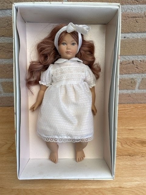 Heidi Ott Die Kleinen, meisje zittend, ong 30cm., Ophalen of Verzenden, Nieuw, Pop, Levensecht of Reborn