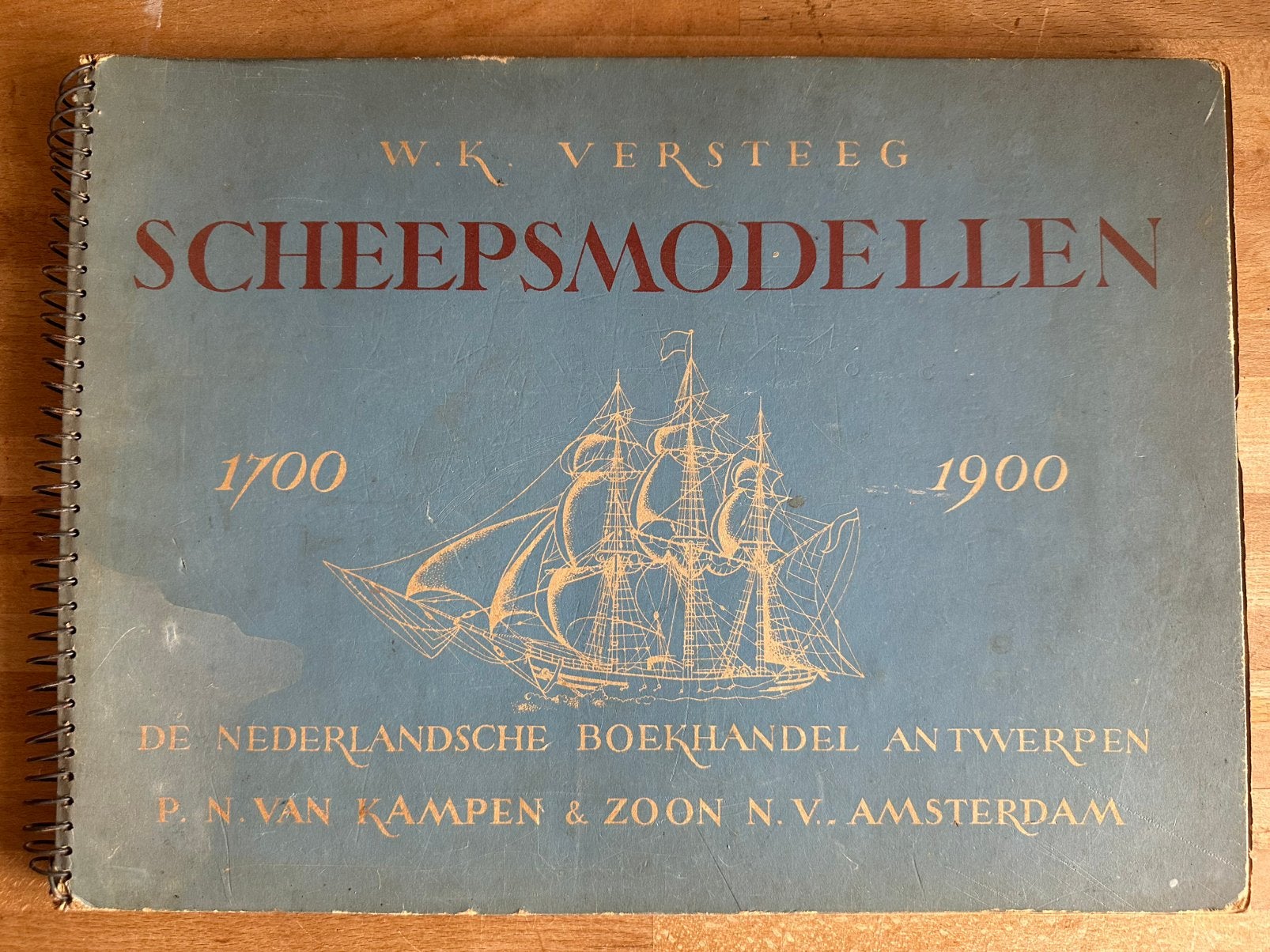 Scheepsmodellen 1700–1900. W.K. Versteeg. 1e druk uit 1947, Verzamelen, Scheepvaart, Ophalen, Zo goed als nieuw, Boek of Tijdschrift