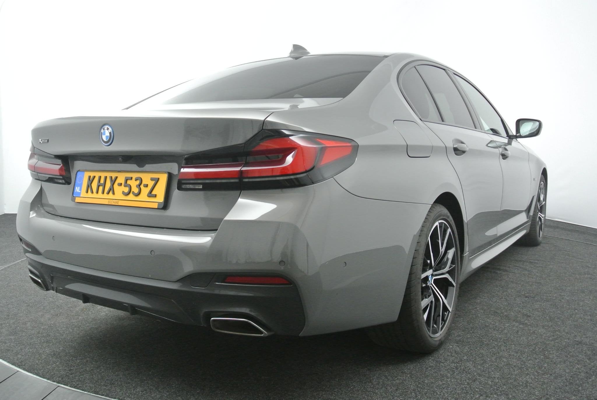BMW 5-serie 545e xDrive M-Sport | Shadow Line | Parking Pack, Stof, Gebruikt, 394 pk, Plug-in hybride