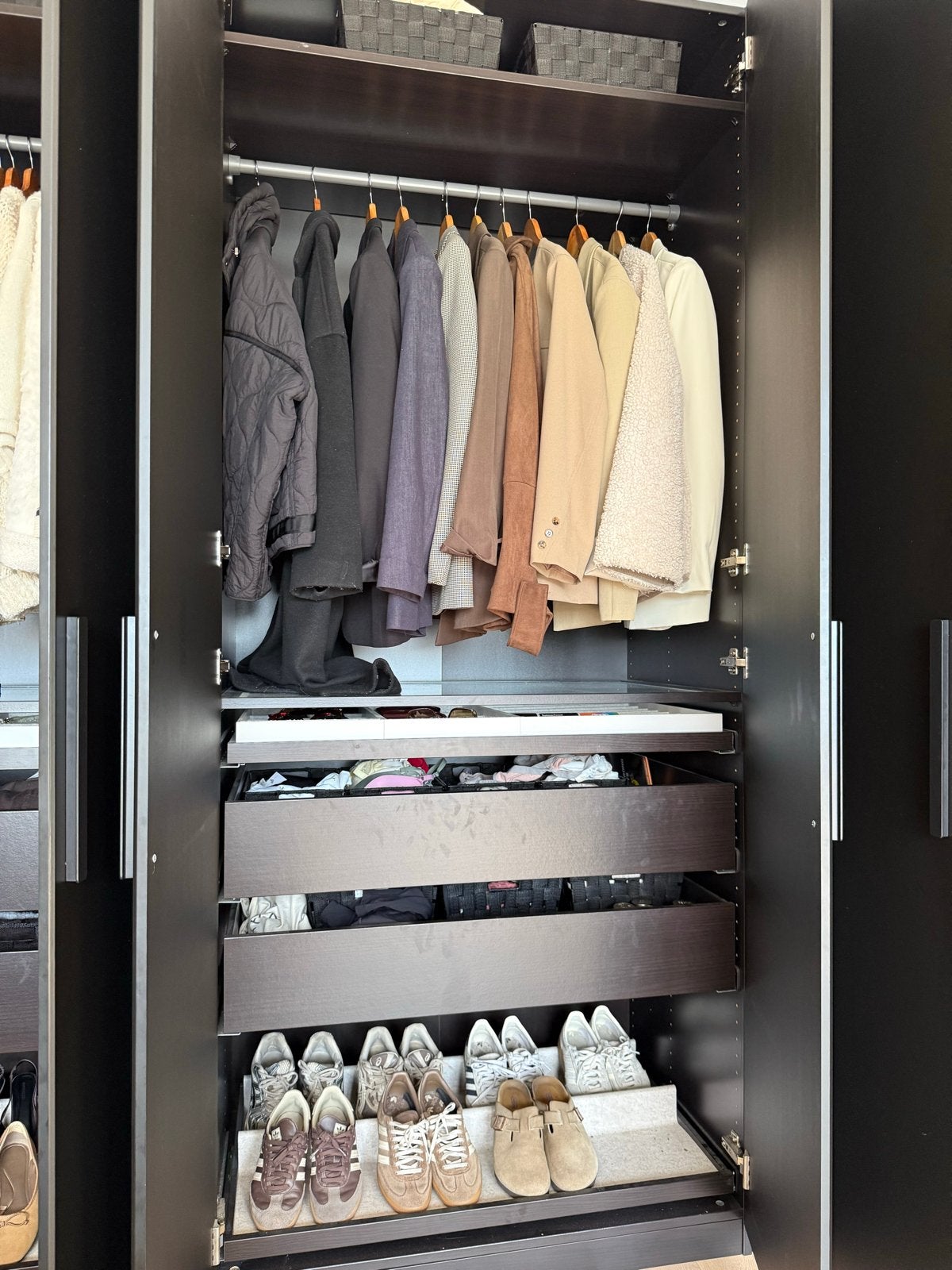 Gezocht: IKEA PAX inrichting (oud model) zwartbruin, Ophalen of Verzenden, Gebruikt, Overige houtsoorten, Met lade(s)