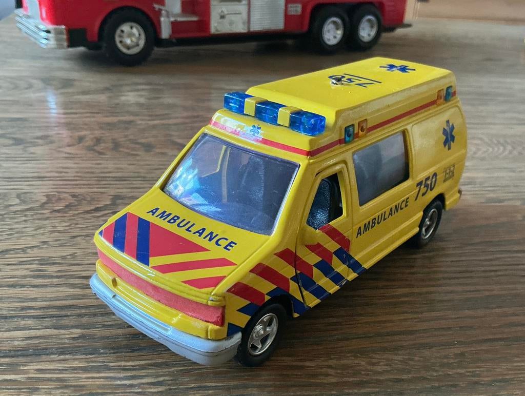 Grote Ambulance auto deuren en achterdeuren kunnen open, Ophalen, Gebruikt, Bus of Vrachtwagen
