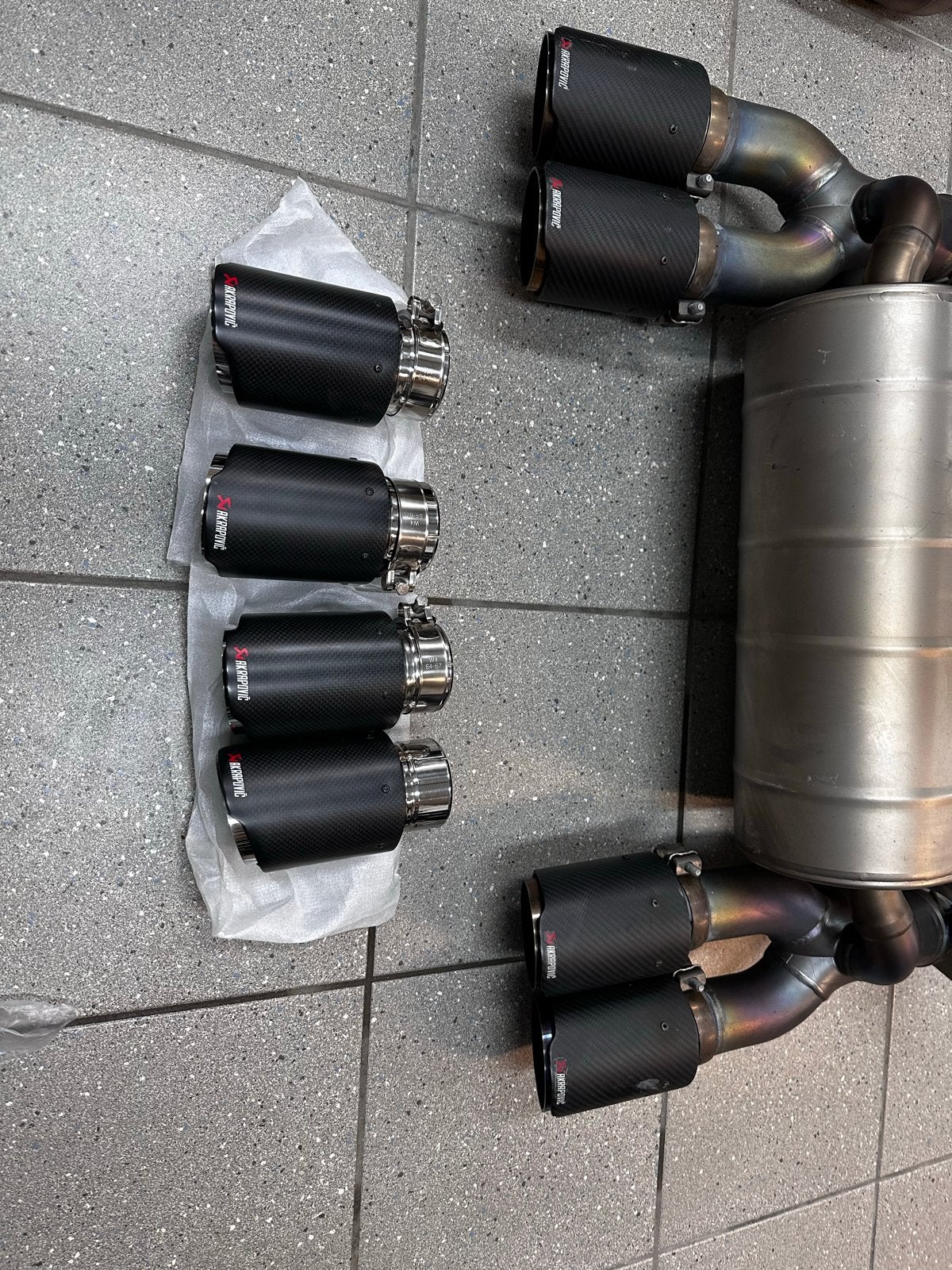 Akrapovic carbon uitlaat tips (BMW M3 M4 F8x), Ophalen of Verzenden, Gebruikt, BMW