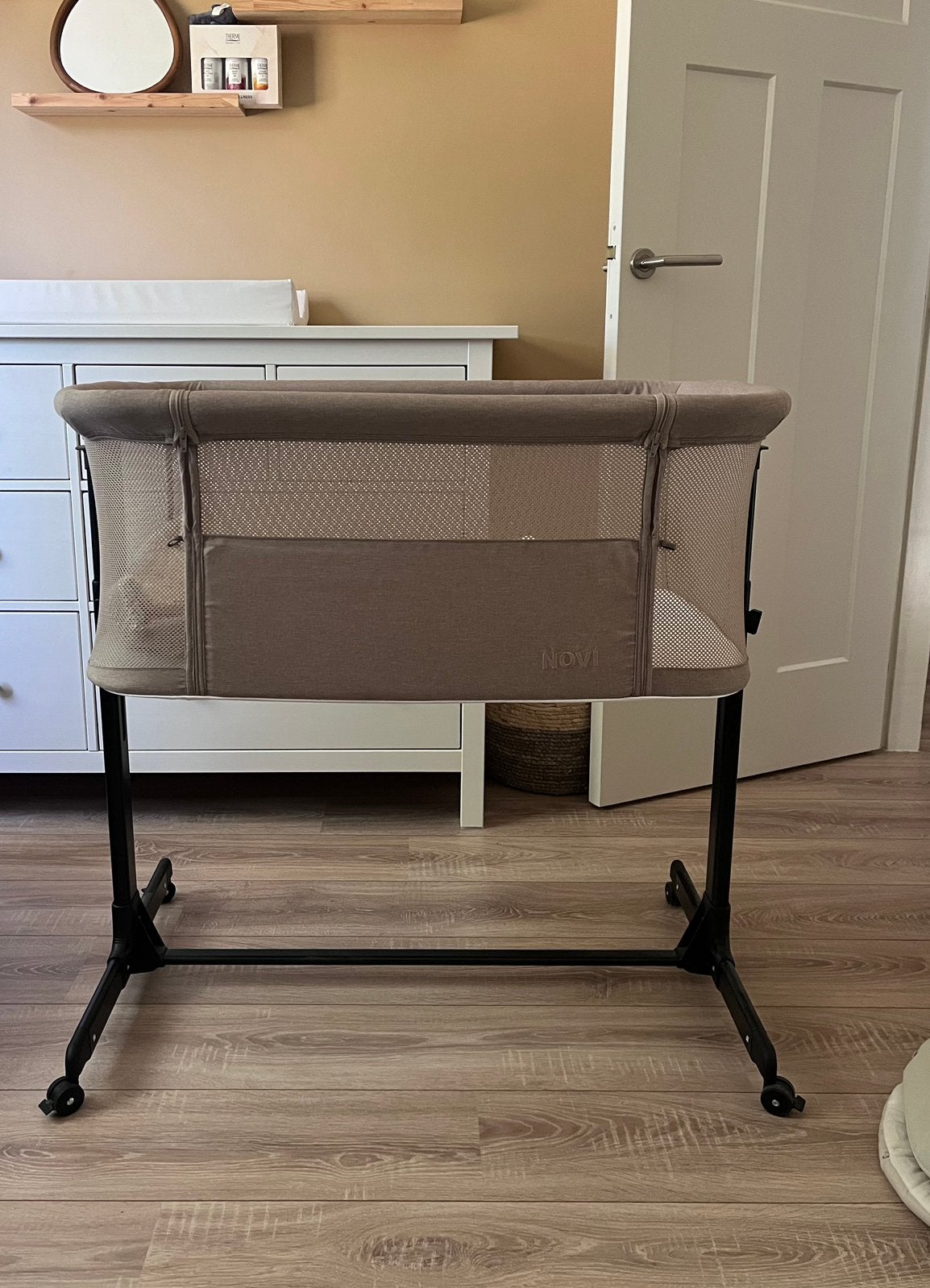 Novi Baby Co-Sleeper Amy Air+ Taupe - Zo goed als nieuw, Kinderen en Baby's, Babywiegjes en Ledikanten, Ophalen, Zo goed als nieuw