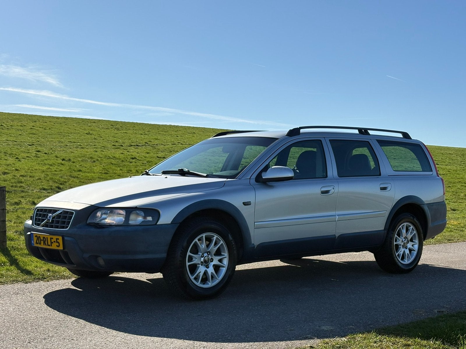 Volvo XC70 2.4 T AWD AUT 2001 Grijs | Cruise | Stoelverwarm!, Auto's, Volvo, Automaat, 1800 kg, Zwart, 1657 kg