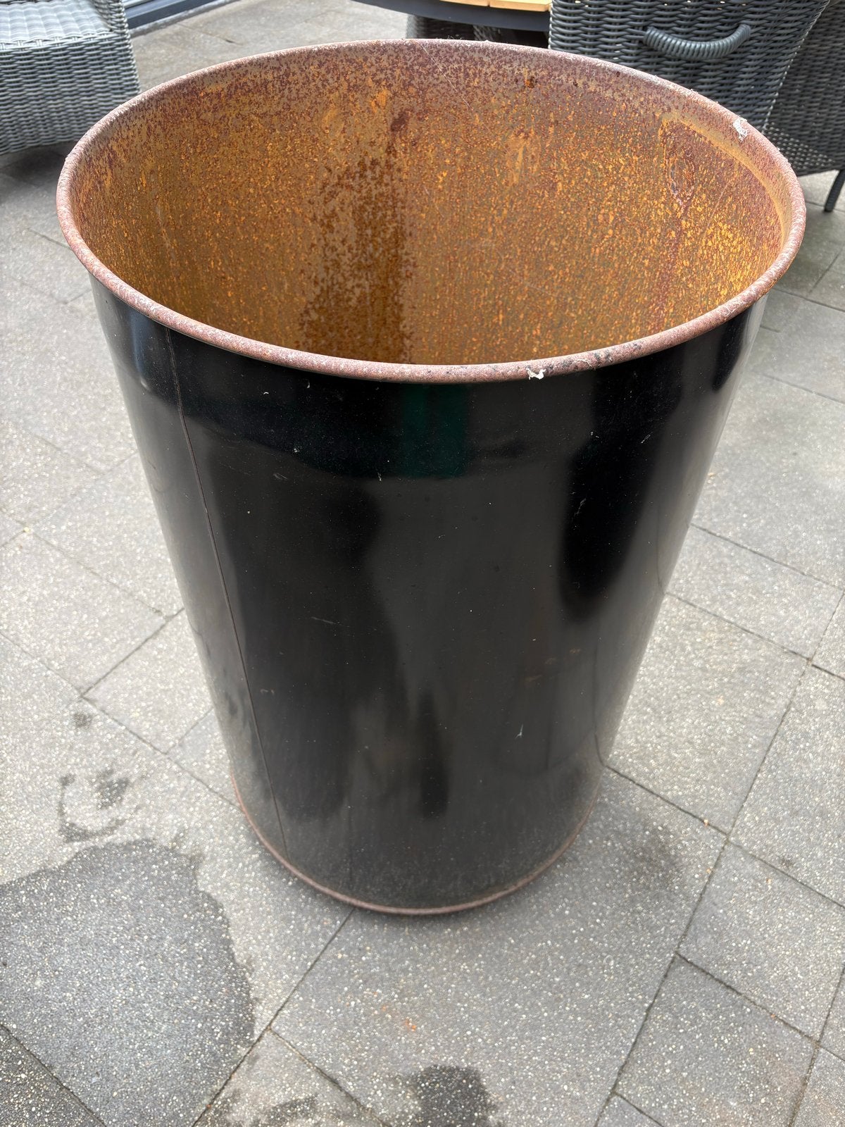 Twee Hoge metalen tonnen - Ideaal als plantenbak of vuurton, Tuin en Terras, Vuurkorven, Ophalen, Gebruikt, Vuurton