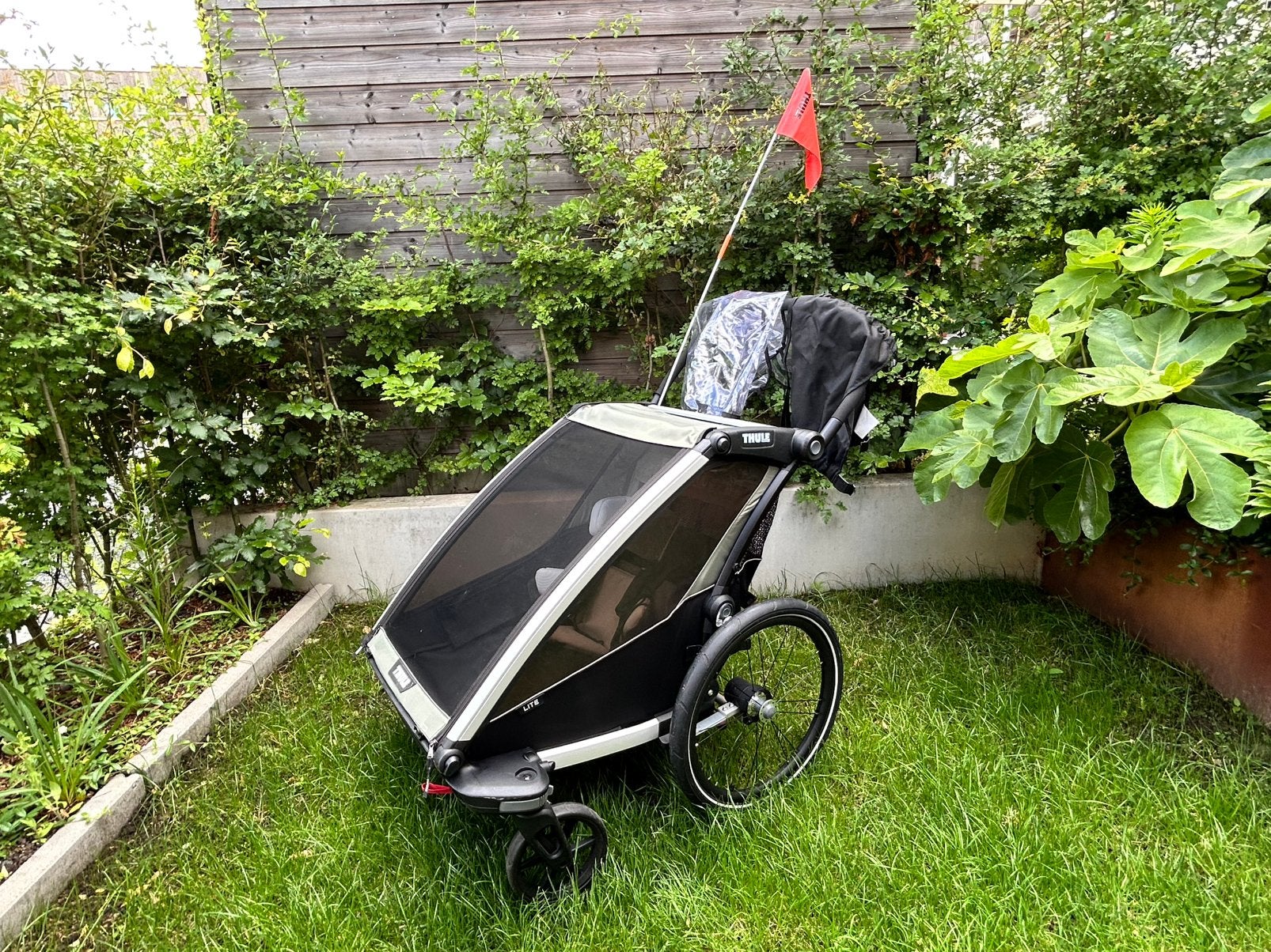 Thule Chariot Lite 2 Agave (zeer mooi), Fietsen en Brommers, Fietsaccessoires | Aanhangers en Karren, Ophalen, Opvouwbaar, Zo goed als nieuw