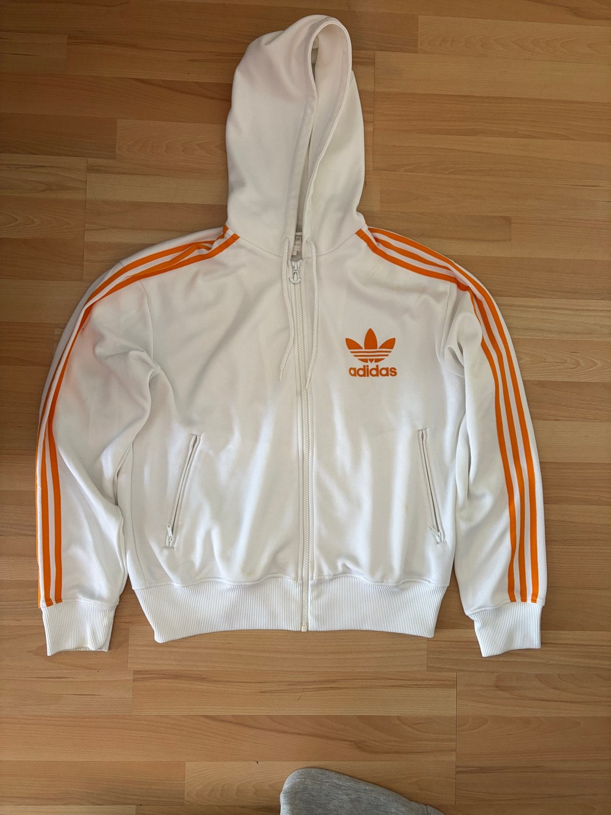 Adidas vest wit met oranje strepen, Ophalen of Verzenden, Gedragen, Wit
