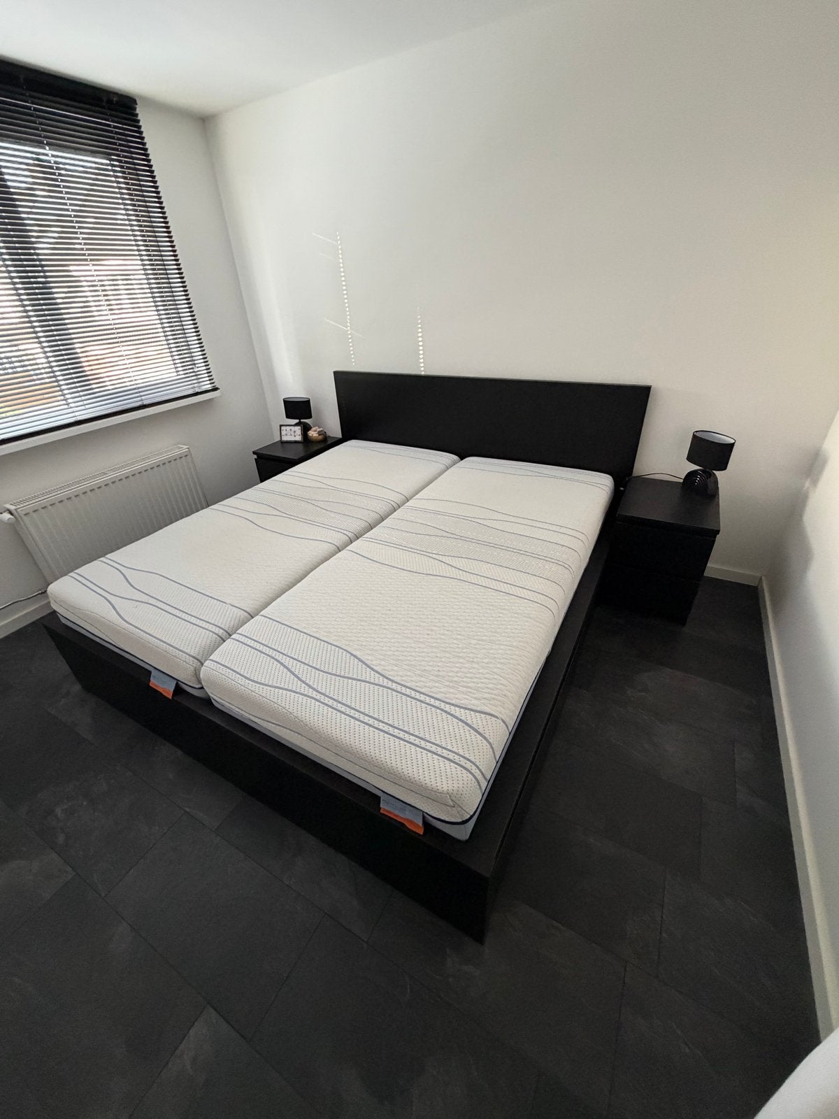 Malm bed 195x209 cm met 4 lades, 2 nachtkastjes en M Line, Ophalen, Tweepersoons, Zo goed als nieuw, Overige maten