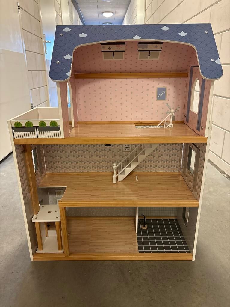 Groot houten poppenhuis van Lidl, Kinderen en Baby's, Speelgoed | Poppenhuizen, Ophalen, Zo goed als nieuw, Poppenhuis