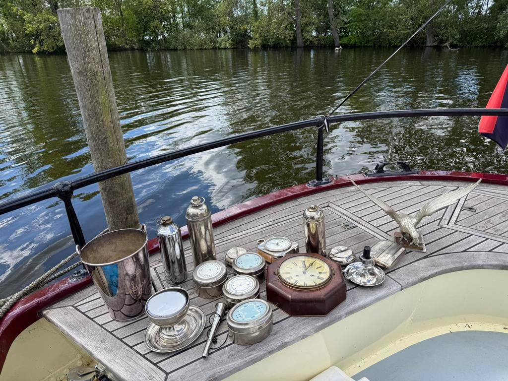 Diverse verzilverde items voor  op een klassiek/antiek schip, Ophalen
