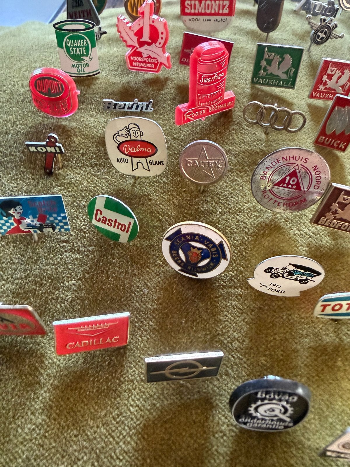 Grote collectie van 61 vintage speldjes van automerken, Verzamelen, Speldjes, Pins en Buttons, Ophalen of Verzenden, Gebruikt