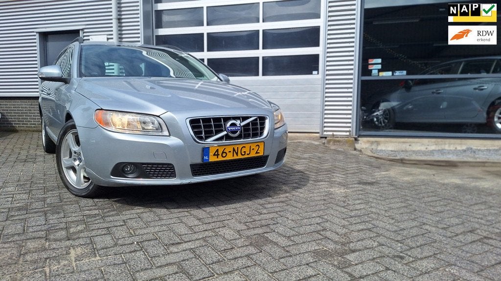 Volvo V70 2.0T Momentum/ trekhaak/Leer/Stoel verwarming/Pdc/, Auto's, Voorwielaandrijving, Euro 5, Zwart, 4 cilinders
